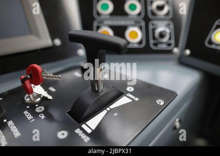 Details zur geringen Schärfentiefe (selektiver Fokus) mit den Bedienelementen eines modernen Straßenbahnwagens. Stockfoto