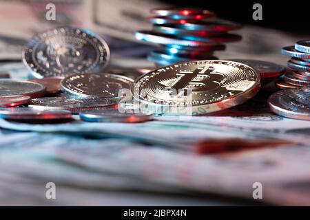 Bitcoin neben Dollarmünzen. Blockchain-Technologie für Kryptowährungen für Zahlungssysteme der nächsten Generation. Dollar-Bitcoin-Tauschkonzept Stockfoto