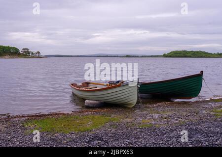 Zwei kleine Fischerboote liegen am Lough Conn, Irland Stockfoto