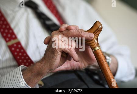 Aktenfoto vom 18/05/17 von einem älteren Mann, der einen Spazierstock hält, da Erwachsene, die häufig schlechte Träume und Albträume erleben, auf dem Weg zur Parkinson-Krankheit sein könnten, wie eine Studie der Universität Birmingham nahelegt. Stockfoto