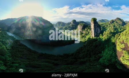 (220608) -- WUYISHAN, 8. Juni 2022 (Xinhua) -- Luftfoto vom 6. Juni 2022 zeigt die Landschaft des Berges Wuyi in der südöstlichen Provinz Fujian in China. Der Berg Wuyi, der sich in der südöstlichen Provinz Fujian Chinas befindet, ist eine Landschaft von großer Schönheit, in der die Gipfel und Felsen grotesker Formen von klaren Bächen umgürtet und von grünen Bäumen und Bambuspflanzen umarmt werden. Als Lebensraum für eine große Anzahl von Wildtieren ist es von enormer Bedeutung für den Erhalt der biologischen Vielfalt. Auf dem Berg Wuyi gibt es eine Reihe außergewöhnlicher archäologischer Stätten, darunter die Überreste der alten Han-Dynastie ( Stockfoto