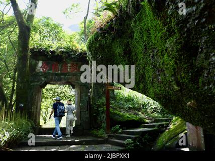 (220608) -- WUYISHAN, 8. Juni 2022 (Xinhua) -- Touristen besuchen den Berg Wuyi in der südöstlichen chinesischen Provinz Fujian, 6. Juni 2022. Der Berg Wuyi, der sich in der südöstlichen Provinz Fujian Chinas befindet, ist eine Landschaft von großer Schönheit, in der die Gipfel und Felsen grotesker Formen von klaren Bächen umgürtet und von grünen Bäumen und Bambuspflanzen umarmt werden. Als Lebensraum für eine große Anzahl von Wildtieren ist es von enormer Bedeutung für den Erhalt der biologischen Vielfalt. Auf dem Berg Wuyi gibt es eine Reihe außergewöhnlicher archäologischer Stätten, darunter die Überreste der alten Han-Dynastie (202 v. Chr. bis 220 n. Chr.) und einige davon Stockfoto