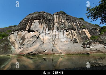 (220608) -- WUYISHAN, 8. Juni 2022 (Xinhua) -- das Foto vom 6. Juni 2022 zeigt das alte Relikt aus Felsunterkünften mit hölzernen Bootssärgen des Berges Wuyi in der südöstlichen Provinz Fujian in China. Der Berg Wuyi, der sich in der südöstlichen Provinz Fujian Chinas befindet, ist eine Landschaft von großer Schönheit, in der die Gipfel und Felsen grotesker Formen von klaren Bächen umgürtet und von grünen Bäumen und Bambuspflanzen umarmt werden. Als Lebensraum für eine große Anzahl von Wildtieren ist es von enormer Bedeutung für den Erhalt der biologischen Vielfalt. Es gibt eine Reihe von außergewöhnlichen archäologischen Stätten am Berg Wuyi, einschließlich Stockfoto