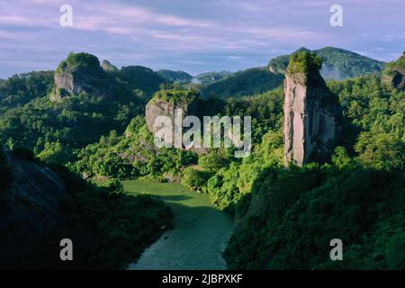 (220608) -- WUYISHAN, 8. Juni 2022 (Xinhua) -- Luftfoto vom 6. Juni 2022 zeigt die Landschaft des Berges Wuyi in der südöstlichen Provinz Fujian in China. Der Berg Wuyi, der sich in der südöstlichen Provinz Fujian Chinas befindet, ist eine Landschaft von großer Schönheit, in der die Gipfel und Felsen grotesker Formen von klaren Bächen umgürtet und von grünen Bäumen und Bambuspflanzen umarmt werden. Als Lebensraum für eine große Anzahl von Wildtieren ist es von enormer Bedeutung für den Erhalt der biologischen Vielfalt. Auf dem Berg Wuyi gibt es eine Reihe außergewöhnlicher archäologischer Stätten, darunter die Überreste der alten Han-Dynastie ( Stockfoto