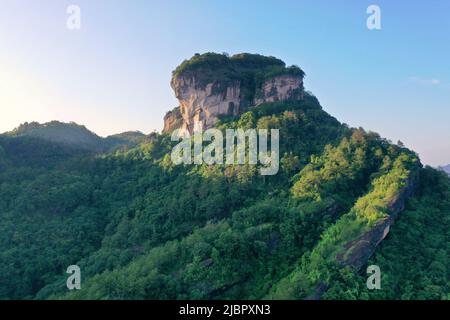 (220608) -- WUYISHAN, 8. Juni 2022 (Xinhua) -- Luftfoto vom 6. Juni 2022 zeigt die Landschaft des Berges Wuyi in der südöstlichen Provinz Fujian in China. Der Berg Wuyi, der sich in der südöstlichen Provinz Fujian Chinas befindet, ist eine Landschaft von großer Schönheit, in der die Gipfel und Felsen grotesker Formen von klaren Bächen umgürtet und von grünen Bäumen und Bambuspflanzen umarmt werden. Als Lebensraum für eine große Anzahl von Wildtieren ist es von enormer Bedeutung für den Erhalt der biologischen Vielfalt. Auf dem Berg Wuyi gibt es eine Reihe außergewöhnlicher archäologischer Stätten, darunter die Überreste der alten Han-Dynastie ( Stockfoto