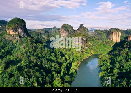 (220608) -- WUYISHAN, 8. Juni 2022 (Xinhua) -- Luftfoto vom 6. Juni 2022 zeigt die Landschaft des Berges Wuyi in der südöstlichen Provinz Fujian in China. Der Berg Wuyi, der sich in der südöstlichen Provinz Fujian Chinas befindet, ist eine Landschaft von großer Schönheit, in der die Gipfel und Felsen grotesker Formen von klaren Bächen umgürtet und von grünen Bäumen und Bambuspflanzen umarmt werden. Als Lebensraum für eine große Anzahl von Wildtieren ist es von enormer Bedeutung für den Erhalt der biologischen Vielfalt. Auf dem Berg Wuyi gibt es eine Reihe außergewöhnlicher archäologischer Stätten, darunter die Überreste der alten Han-Dynastie ( Stockfoto