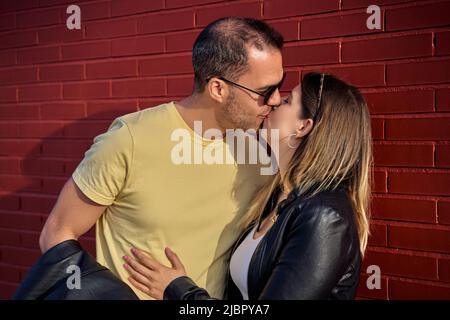 Liebevolles Paar küsst sich, während Sie ein Date im Freien genießen. Konzept von Liebe und Beziehung. Stockfoto