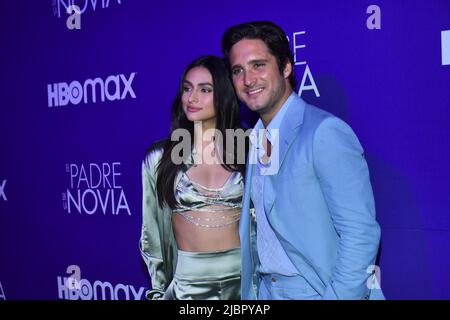 Mexiko-Stadt, Mexiko-Stadt, Mexiko. 7.. Juni 2022. 7. Juni 2022, Mexiko-Stadt, Mexiko: Diego Boneta und Renata Notni nehmen am Violet Carpet der Vorführung von „Vater der Braut“ in der Hacienda de los Morales Teil. Am 7. Juni 2022 in Mexiko-Stadt, Mexiko. (Bild: © Carlos Tischler/eyepix via ZUMA Press Wire) Stockfoto