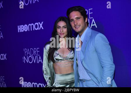 Mexiko-Stadt, Mexiko-Stadt, Mexiko. 7.. Juni 2022. 7. Juni 2022, Mexiko-Stadt, Mexiko: Diego Boneta und Renata Notni nehmen am Violet Carpet der Vorführung von „Vater der Braut“ in der Hacienda de los Morales Teil. Am 7. Juni 2022 in Mexiko-Stadt, Mexiko. (Bild: © Carlos Tischler/eyepix via ZUMA Press Wire) Stockfoto