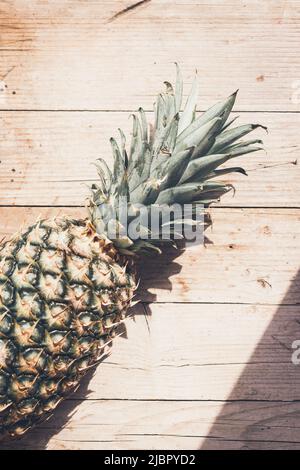 Reife Ananas auf einem hölzernen Hintergrund. Stockfoto
