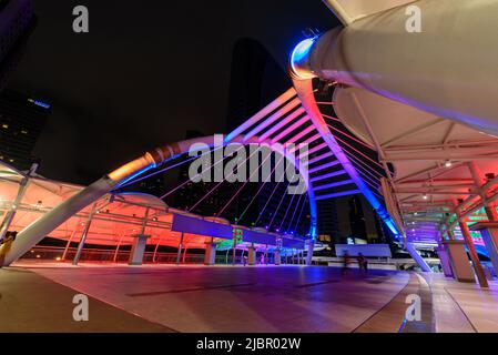 Bangkok , Thailand - 4. Juni 2022: Hängebrücke Chongnonsi Brücke Wahrzeichen Brücke mit Regenbogenfarben in der Nacht Stockfoto