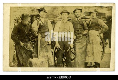 Originale und seltene viktorianische Carte de Visite (Visitenkarte oder CDV) einer Gruppe von Radschreitern, die für ein Foto vor einem Wagen posieren, Werkzeuge, Bremssättel halten, ein Mann mit Axt macht eine neue Holzspeiche. Unbekannter Ort in der britischen quadratischen Montierung zeigt 1860 an. Stockfoto