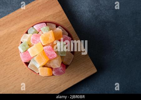 Traditionelle türkische Freude in Schüsseln. Bunte türkische Delight Stockfoto