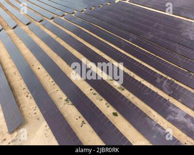 Luftaufnahme über Sonnenkollektoren in einem Solarkraftwerk in Spanien. Konzept für erneuerbare Energien Stockfoto