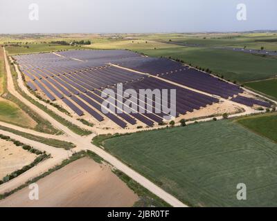 Luftaufnahme eines Teils eines großen Solarkraftparks, der auch als Solarpark bezeichnet wird, für die Versorgung des Stromnetzes mit Handelsstrom. Erneuerung Stockfoto