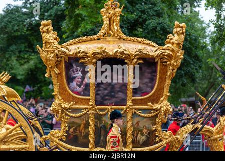 Gold State Coach bei der Parade der Queen's Platinum Jubilee Pageant in der Mall, London, Großbritannien. Königin Elizabeth II Krönungswagen mit Hologramm-Bild Stockfoto