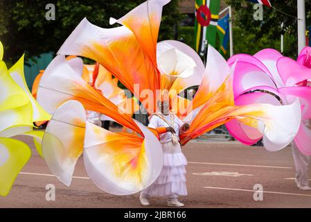 Großes Blumenkostüm bei der Parade der Queen's Platinum Jubilee Pageant in der Mall, London, Großbritannien. Stockfoto