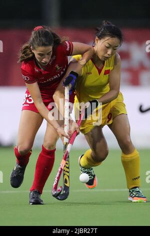 Antwerpen, Belgien. 7.. Juni 2022. MA Ning (R) aus China steht bei ihrem Spiel der FIH Hockey Pro League in Antwerpen, Belgien, am 7. Juni 2022 mit T' Serstevens aus Belgien auf. Die belgische Frauenhockeymannschaft schlug die chinesische Frauenhockeymannschaft mit 3:1. Quelle: Zheng Huansong/Xinhua/Alamy Live News Stockfoto