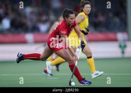 Antwerpen, Belgien. 7.. Juni 2022. Der Belgier Lien Hillewaert spielt am 7. Juni 2022 beim FIH Hockey Pro League-Spiel zwischen Belgien und China in Antwerpen, Belgien, den Ball. Die belgische Frauenhockeymannschaft schlug die chinesische Frauenhockeymannschaft mit 3:1. Quelle: Zheng Huansong/Xinhua/Alamy Live News Stockfoto