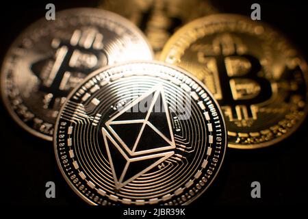 Ethereum-Münze vor Bitcoin. Kryptowährung und Blockchain-Technologie. Handel mit Krypto-Münzen. Transaktion zu Ethereum 2,0 Concept Stockfoto