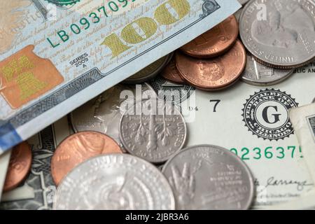 US-Dollar-Währung, Münzen und Banknoten des Federal Reserve System. Dollar Cash hat sich angesammelt. Stockfoto