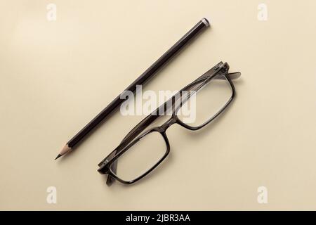 Schreibtisch mit Kopierfläche. Home Office. Brille und Stift auf dem Schreibtisch von oben. Banner Stockfoto