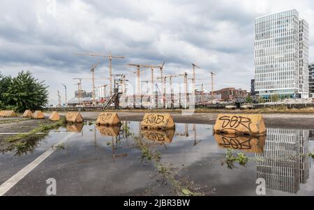 Hamburg, Deutschland. 01.. Juni 2022. Die Überseequartier-Baustelle in der Hamburger HafenCity. Hier werden unter anderem 650 Wohnungen, 4000 Büroarbeitsplätze, 3 Hotels und 200 Geschäfte gebaut. Quelle: Markus Scholz/dpa/Alamy Live News Stockfoto