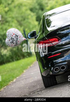 Rottweil, Deutschland. 04.. Juni 2022. Vor der Kirche ist ein Ballon in Herzform mit der Inschrift Just Married an einem Brautwagen befestigt. Kredit: Silas Stein/dpa/Alamy Live Nachrichten Stockfoto