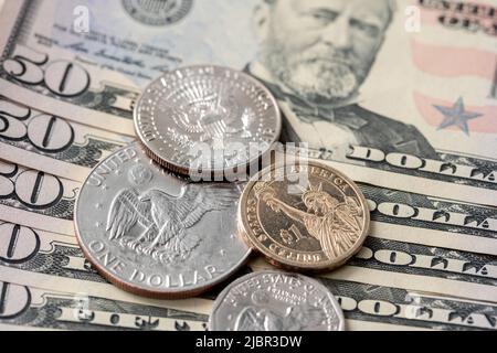 US-Münzen auf 50-Dollar-Banknoten. Eisenhower Dollar und Half Dollar. US-Dollar-Währung. Stockfoto
