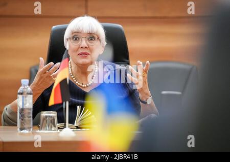Chisinau, Moldawien. 08.. Juni 2022. Claudia Roth (Bündnis 90/die Grünen), Staatsministerin für Kultur und Medien, spricht mit ihrem moldauischen Amtskollegen in Chisinau. Roth eröffnet hier eine Ausstellung über die 30-jährige Beziehung zwischen der Republik Moldau und Deutschland. Quelle: Kay Nietfeld/dpa/Alamy Live News Stockfoto