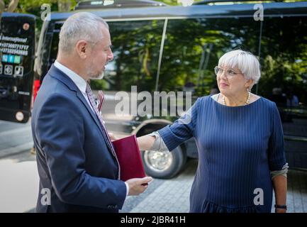 Chisinau, Moldawien. 08.. Juni 2022. Claudia Roth (Bündnis 90/die Grünen), Staatsministerin für Kultur und Medien, wird in Chisinau von ihrem Amtskollegen Sergiu Prodan empfangen. Roth eröffnet hier eine Ausstellung über die 30-jährige Beziehung zwischen der Republik Moldau und Deutschland. Quelle: Kay Nietfeld/dpa/Alamy Live News Stockfoto