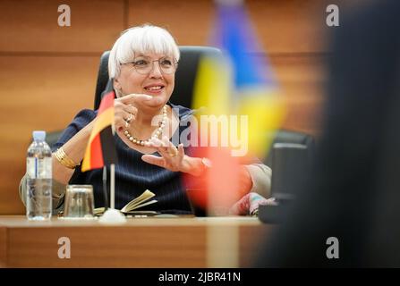 Chisinau, Moldawien. 08.. Juni 2022. Claudia Roth (Bündnis 90/die Grünen), Staatsministerin für Kultur und Medien, spricht mit ihrem moldauischen Amtskollegen in Chisinau. Roth eröffnet hier eine Ausstellung über die 30-jährige Beziehung zwischen der Republik Moldau und Deutschland. Quelle: Kay Nietfeld/dpa/Alamy Live News Stockfoto