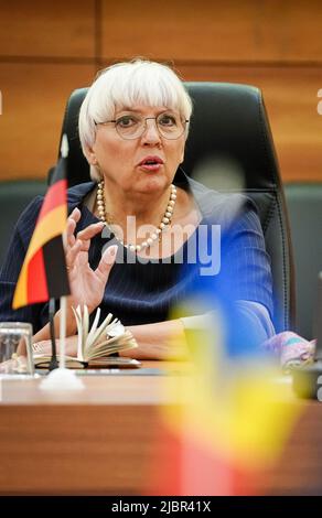 Chisinau, Moldawien. 08.. Juni 2022. Claudia Roth (Bündnis 90/die Grünen), Staatsministerin für Kultur und Medien, spricht mit ihrem moldauischen Amtskollegen in Chisinau. Roth eröffnet hier eine Ausstellung über die 30-jährige Beziehung zwischen der Republik Moldau und Deutschland. Quelle: Kay Nietfeld/dpa/Alamy Live News Stockfoto
