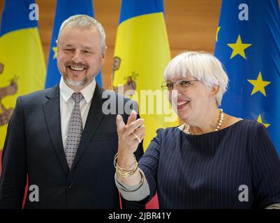 Chisinau, Moldawien. 08.. Juni 2022. Claudia Roth (Bündnis 90/die Grünen), Staatsministerin für Kultur und Medien, wird in Chisinau von ihrem Amtskollegen Sergiu Prodan empfangen. Roth eröffnet hier eine Ausstellung über die 30-jährige Beziehung zwischen der Republik Moldau und Deutschland. Quelle: Kay Nietfeld/dpa/Alamy Live News Stockfoto