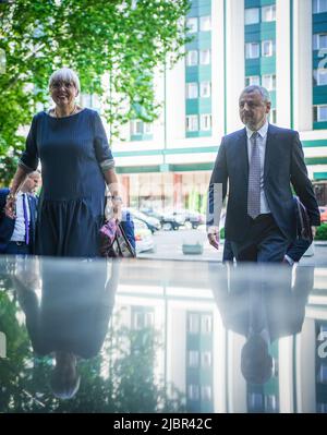 Chisinau, Moldawien. 08.. Juni 2022. Claudia Roth (Bündnis 90/die Grünen), Staatsministerin für Kultur und Medien, wird in Chisinau von ihrem Amtskollegen Sergiu Prodan empfangen. Roth eröffnet hier eine Ausstellung über die 30-jährige Beziehung zwischen der Republik Moldau und Deutschland. Quelle: Kay Nietfeld/dpa/Alamy Live News Stockfoto