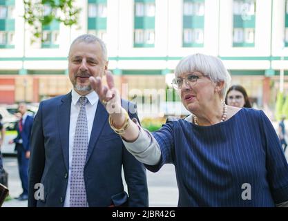 Chisinau, Moldawien. 08.. Juni 2022. Claudia Roth (Bündnis 90/die Grünen), Staatsministerin für Kultur und Medien, wird in Chisinau von ihrem Amtskollegen Sergiu Prodan empfangen. Roth eröffnet hier eine Ausstellung über die 30-jährige Beziehung zwischen der Republik Moldau und Deutschland. Quelle: Kay Nietfeld/dpa/Alamy Live News Stockfoto