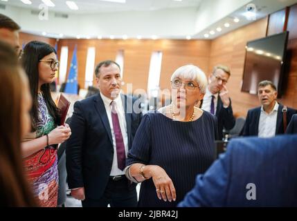 Chisinau, Moldawien. 08.. Juni 2022. Claudia Roth (Bündnis 90/die Grünen), Staatsministerin für Kultur und Medien, trifft sich in Chisinau mit ihrem moldauischen Amtskollegen und Delegationsmitgliedern. Roth eröffnet hier eine Ausstellung über die 30-jährige Beziehung zwischen der Republik Moldau und Deutschland. Quelle: Kay Nietfeld/dpa/Alamy Live News Stockfoto