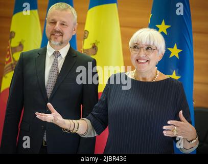 Chisinau, Moldawien. 08.. Juni 2022. Claudia Roth (Bündnis 90/die Grünen), Staatsministerin für Kultur und Medien, wird in Chisinau von ihrem Amtskollegen Sergiu Prodan empfangen. Roth eröffnet hier eine Ausstellung über die 30-jährige Beziehung zwischen der Republik Moldau und Deutschland. Quelle: Kay Nietfeld/dpa/Alamy Live News Stockfoto