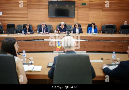 Chisinau, Moldawien. 08.. Juni 2022. Claudia Roth (Bündnis 90/die Grünen), Staatsministerin für Kultur und Medien, spricht neben Delegationsmitgliedern mit ihrem moldawischen Amtskollegen in Chisinau. Roth eröffnet hier eine Ausstellung über die 30-jährige Beziehung zwischen der Republik Moldau und Deutschland. Quelle: Kay Nietfeld/dpa/Alamy Live News Stockfoto