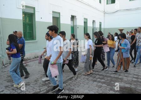 Tunis, Tunesien. 8.. Juni 2022. Kandidaten, die zur Sadykia-Highschool an der Kasbah in Tunis zurückkehren, um ihre Prüfungen zu bestehen."einhunderttausend, neunhundertfünfzig (134.950) Kandidaten bereiten sich auf die Prüfungen für die Hauptsitzung des Abiturienten 2022 vor, Die am 8. Juni 2022 beginnt, sagte der Generaldirektor der Prüfungen dem Bildungsministerium am Mittwoch. Unter Hinweis auf die Bemühungen des Bildungsministeriums, die 2022 Bac erfolgreich zu organisieren. (Bild: © Chokri Mahjoub/ZUMA Press Wire) Stockfoto