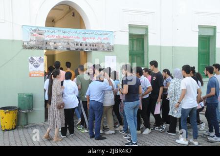 Tunis, Tunesien. 8.. Juni 2022. Kandidaten, die zur Sadykia-Highschool an der Kasbah in Tunis zurückkehren, um ihre Prüfungen zu bestehen."einhunderttausend, neunhundertfünfzig (134.950) Kandidaten bereiten sich auf die Prüfungen für die Hauptsitzung des Abiturienten 2022 vor, Die am 8. Juni 2022 beginnt, sagte der Generaldirektor der Prüfungen dem Bildungsministerium am Mittwoch. Unter Hinweis auf die Bemühungen des Bildungsministeriums, die 2022 Bac erfolgreich zu organisieren. (Bild: © Chokri Mahjoub/ZUMA Press Wire) Stockfoto