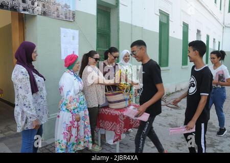 Tunis, Tunesien. 8.. Juni 2022. Kandidaten, die zur Sadykia-Highschool an der Kasbah in Tunis zurückkehren, um ihre Prüfungen zu bestehen."einhunderttausend, neunhundertfünfzig (134.950) Kandidaten bereiten sich auf die Prüfungen für die Hauptsitzung des Abiturienten 2022 vor, Die am 8. Juni 2022 beginnt, sagte der Generaldirektor der Prüfungen dem Bildungsministerium am Mittwoch. Unter Hinweis auf die Bemühungen des Bildungsministeriums, die 2022 Bac erfolgreich zu organisieren. (Bild: © Chokri Mahjoub/ZUMA Press Wire) Stockfoto