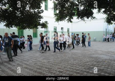 Tunis, Tunesien. 8.. Juni 2022. Kandidaten, die zur Sadykia-Highschool an der Kasbah in Tunis zurückkehren, um ihre Prüfungen zu bestehen."einhunderttausend, neunhundertfünfzig (134.950) Kandidaten bereiten sich auf die Prüfungen für die Hauptsitzung des Abiturienten 2022 vor, Die am 8. Juni 2022 beginnt, sagte der Generaldirektor der Prüfungen dem Bildungsministerium am Mittwoch. Unter Hinweis auf die Bemühungen des Bildungsministeriums, die 2022 Bac erfolgreich zu organisieren. (Bild: © Chokri Mahjoub/ZUMA Press Wire) Stockfoto