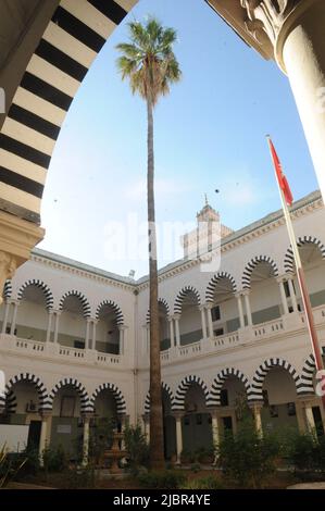 Tunis, Tunesien. 8.. Juni 2022. Kandidaten, die zur Sadykia-Highschool an der Kasbah in Tunis zurückkehren, um ihre Prüfungen zu bestehen."einhunderttausend, neunhundertfünfzig (134.950) Kandidaten bereiten sich auf die Prüfungen für die Hauptsitzung des Abiturienten 2022 vor, Die am 8. Juni 2022 beginnt, sagte der Generaldirektor der Prüfungen dem Bildungsministerium am Mittwoch. Unter Hinweis auf die Bemühungen des Bildungsministeriums, die 2022 Bac erfolgreich zu organisieren. (Bild: © Chokri Mahjoub/ZUMA Press Wire) Stockfoto