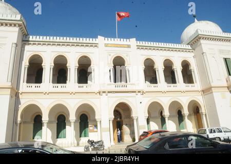 Tunis, Tunesien. 8.. Juni 2022. Kandidaten, die zur Sadykia-Highschool an der Kasbah in Tunis zurückkehren, um ihre Prüfungen zu bestehen."einhunderttausend, neunhundertfünfzig (134.950) Kandidaten bereiten sich auf die Prüfungen für die Hauptsitzung des Abiturienten 2022 vor, Die am 8. Juni 2022 beginnt, sagte der Generaldirektor der Prüfungen dem Bildungsministerium am Mittwoch. Unter Hinweis auf die Bemühungen des Bildungsministeriums, die 2022 Bac erfolgreich zu organisieren. (Bild: © Chokri Mahjoub/ZUMA Press Wire) Stockfoto