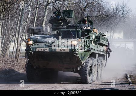 Lublin, Polen - 25. März 2015: Fahrzeug der United States Army (Armored Personnel Carrier) Stryker durch die Straßen der Stadt Stockfoto