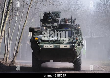 Lublin, Polen - 25. März 2015: Fahrzeug der United States Army (Armored Personnel Carrier) Stryker durch die Straßen der Stadt Stockfoto