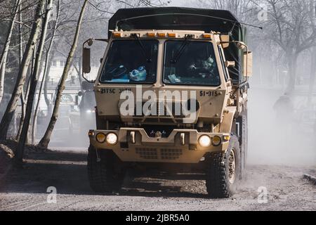 Lublin, Polen - 25. März 2015: United States Army Oshkosh Medium Tactical Vehicle Passing City Streets Stockfoto