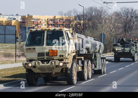 Lublin, Polen - 25. März 2015: United States Army Oshkosh tanken Medium Tactical Vehicle Passing City Streets Stockfoto