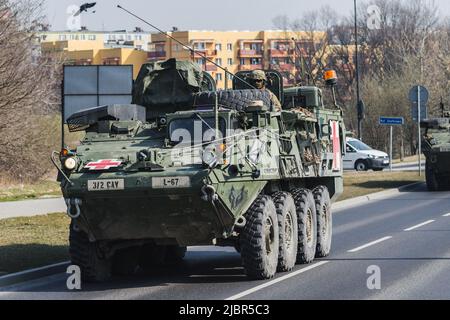 Lublin, Polen - 25. März 2015: Fahrzeug der United States Army (Armored Personnel Carrier) Stryker durch die Straßen der Stadt Stockfoto